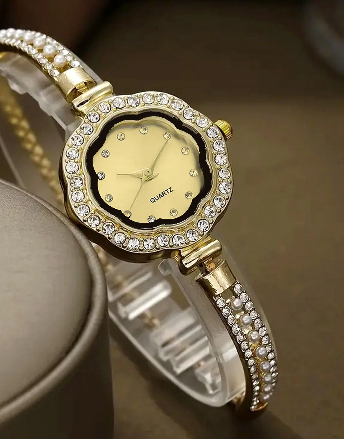 Chic Adjustable Chain Floral Design Golden Dial Watch for Girls - Image 2